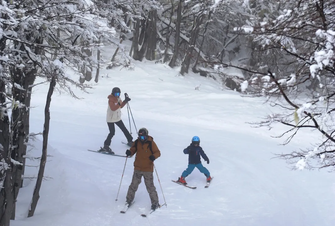El regreso de la nieve revitaliza el ánimo en la Cordillera y augura más en Catedral, Chapelco y Bayo