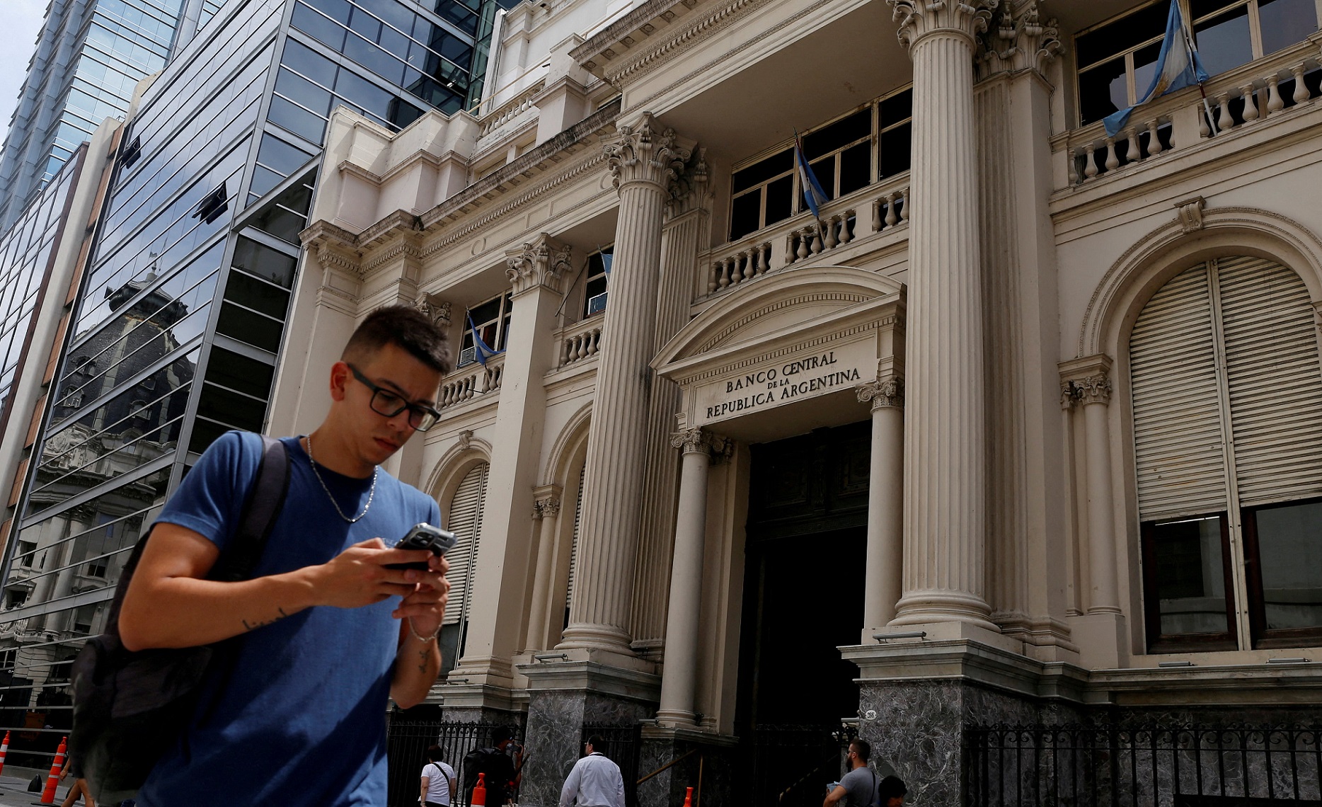 El Gobierno frena colocación de bonos por USD 1.000 millones al mes
