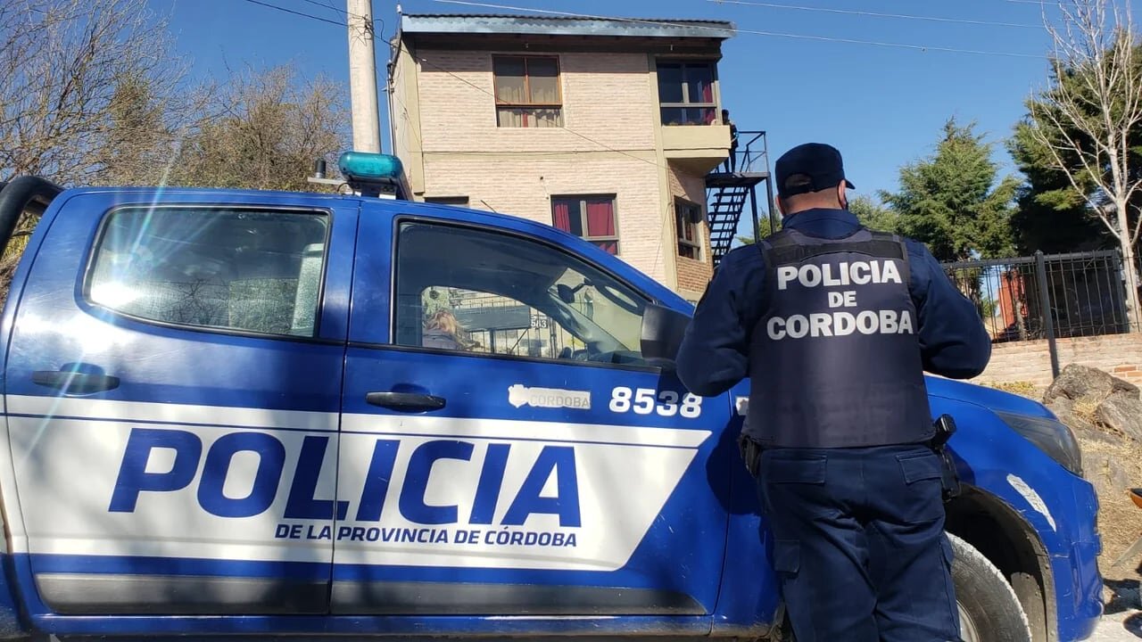 Desalojo conflictivo en Córdoba: apedrean a la Policía en una fiesta clandestina