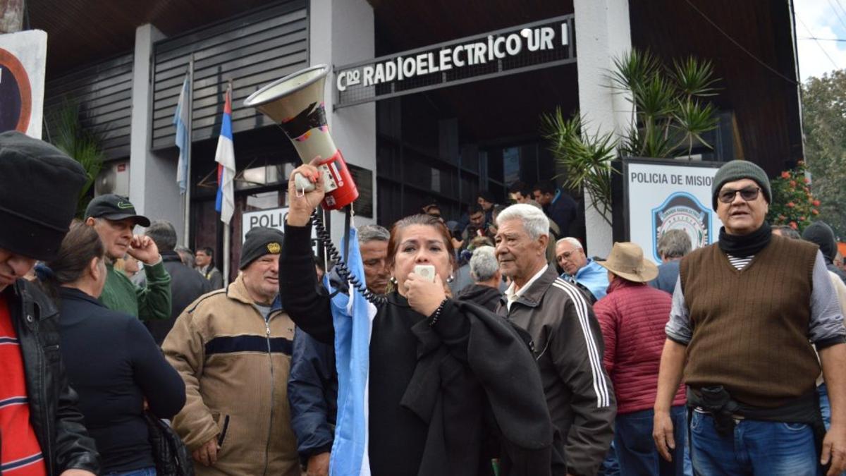 Misiones: impiden votar a 16 mil uniformados por estar excluidos del padrón.