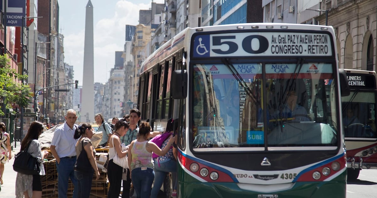 Desde el jueves 1 de octubre, viajar en colectivo porteño costará al menos $920,48 y el subte pasará a $1.817