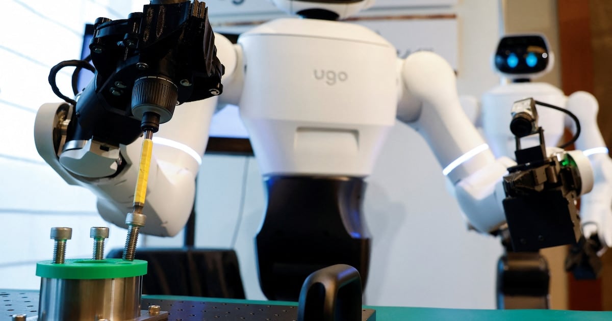 Un hospital japonés le soltó la mano a un robot con IA y le dijo: atendé vos