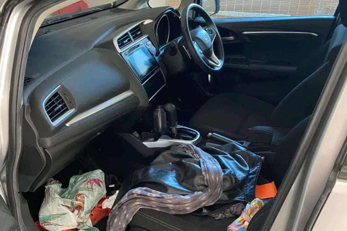 Cuando el parabrisas se llena de huellas: lo que dice el interior de un auto sobre la rutina y el ánimo