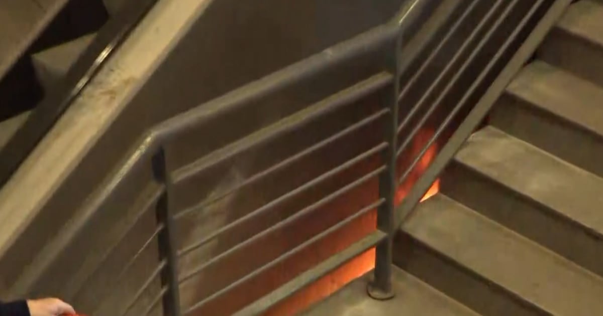 Incendio en una escalera mecánica de Constitución: evacúan la terminal y trasladan a un joven al Penna