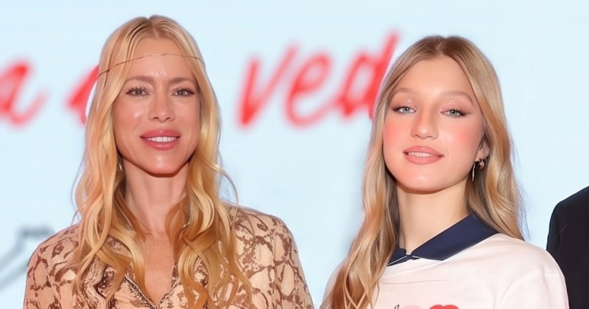 Allegra Cubero debutó en una pasarela solidaria con Nicole Neumann aplaudiéndola desde la primera fila
