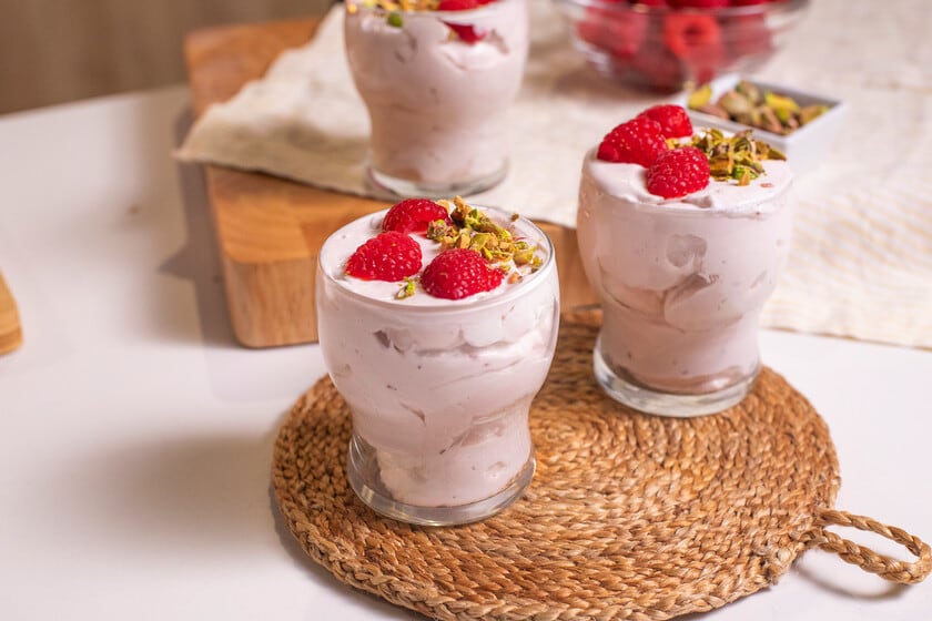 La mousse de frambuesas que se arma en un ratito y se luce sola en la heladera