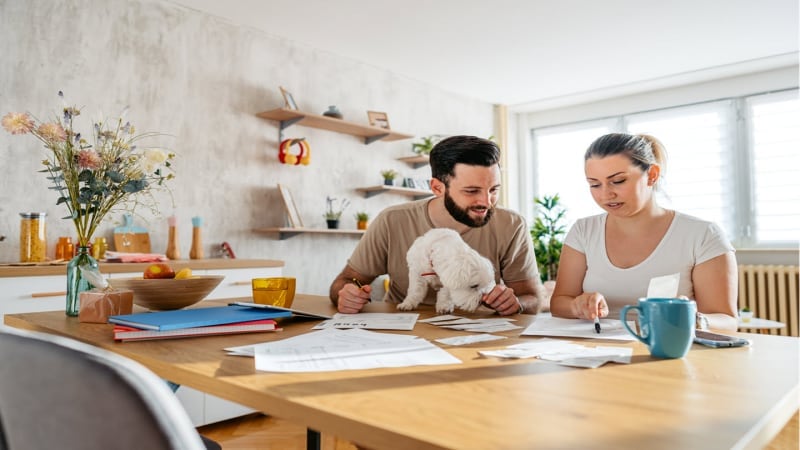 Un piso de casi cuatro millones separa al 10% de hogares que más ganan del resto, según el INDEC