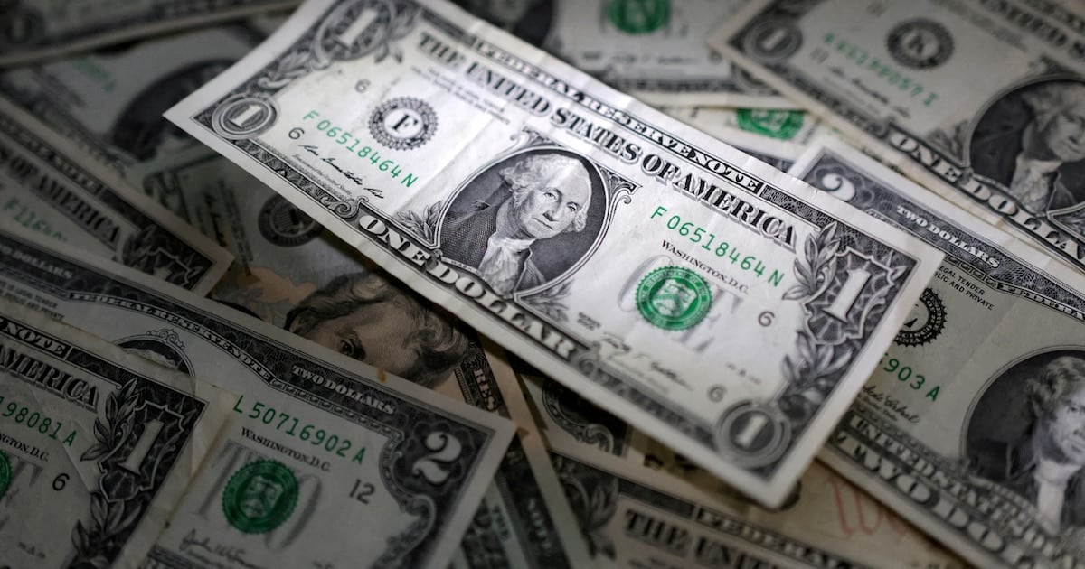 El billete verde retrocedió cinco pesos en la semana y quedó a 1.540 en el Banco Nación, mientras el blue cerró sin cambios