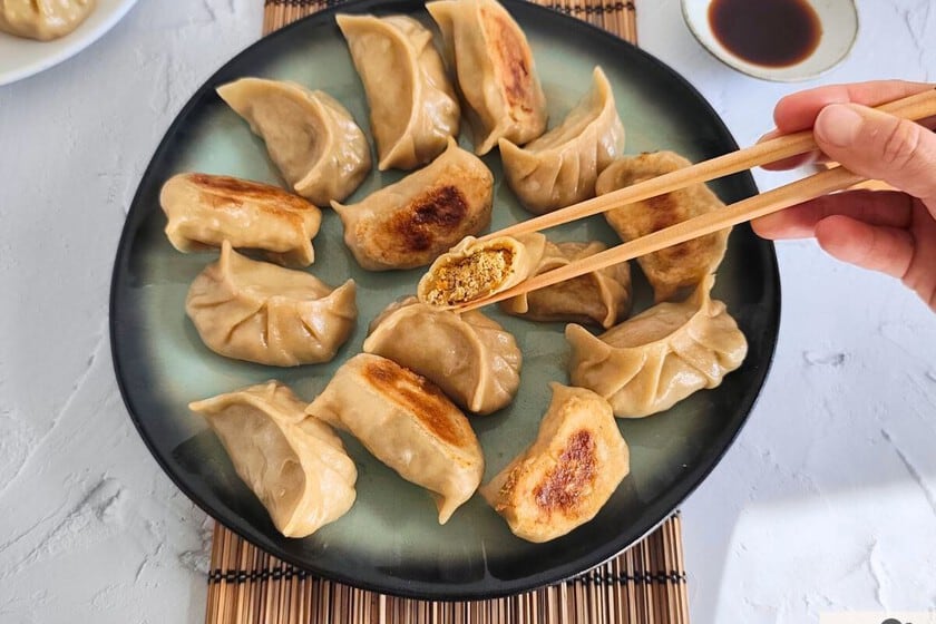 Treinta gyozas caseras con tofu y shiitake: la receta vegetariana que se luce por la base crocante y el relleno jugoso