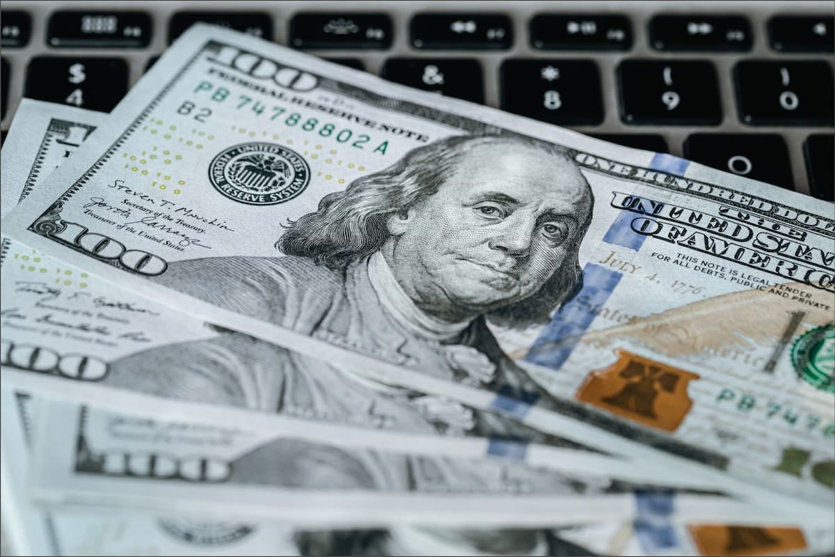 El dólar oficial se sostiene en $1540 y el blue en $1560, según el cierre de la semana