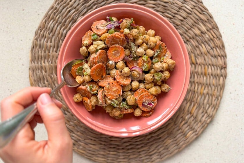 Garbanzos al horno con zanahoria y tahini: una ensalada templada que se arma en menos de una hora
