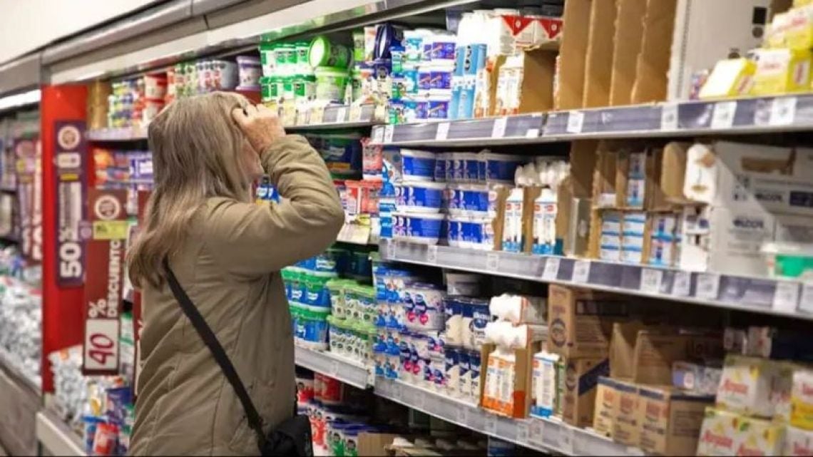 El fiado y la tarjeta de crédito se consolidan como vías para llenar la heladera en nueve de cada diez hogares