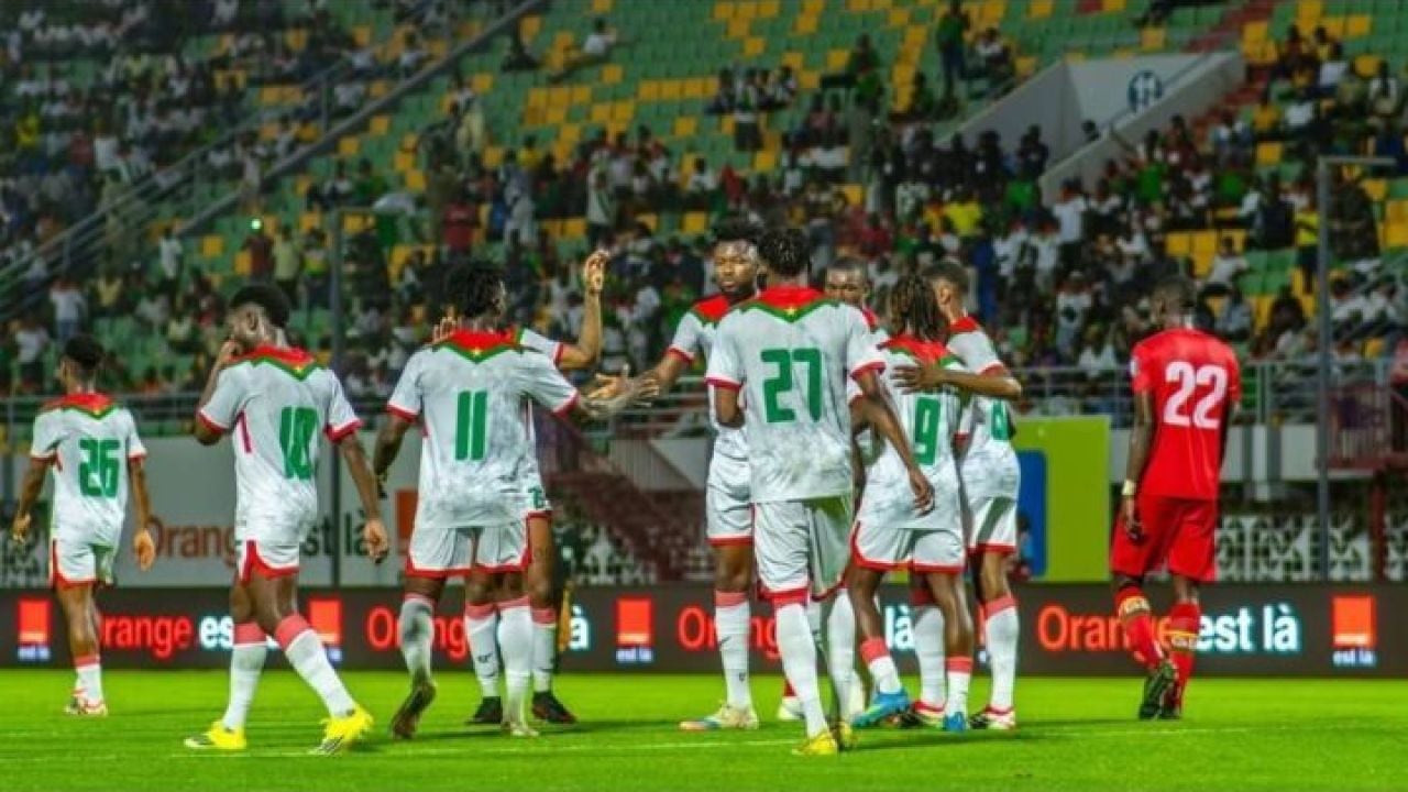 Siete a cero y a otra cosa: la Selección goleó a un rival que bajó del avión directo a la cancha