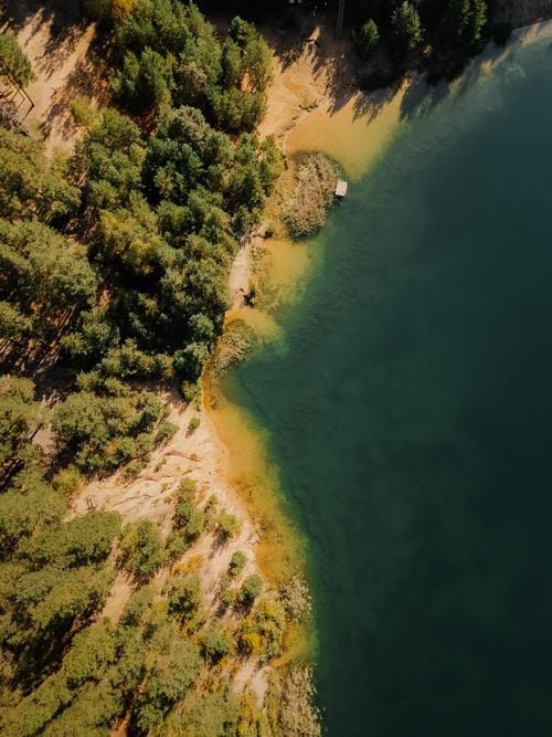 La isla del silencio: una capilla de madera de 1933 se asoma al lago Lácar y espera a los viajeros