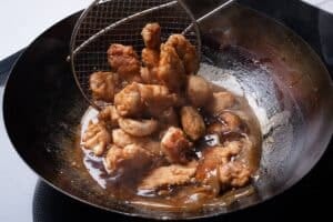 Pollo al limón crocante: dos harinas, una salsa brillante y el secreto del agua fría