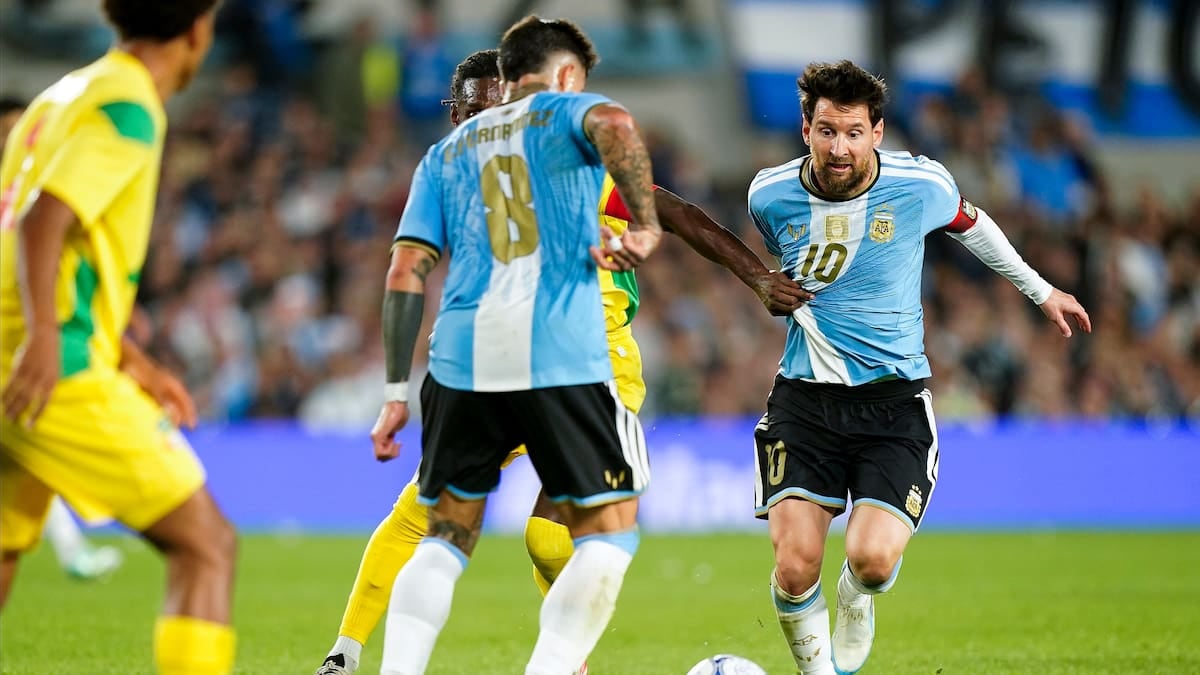 Otamendi le puso el moño a la noche de Messi y Argentina se acomoda en el Monumental
