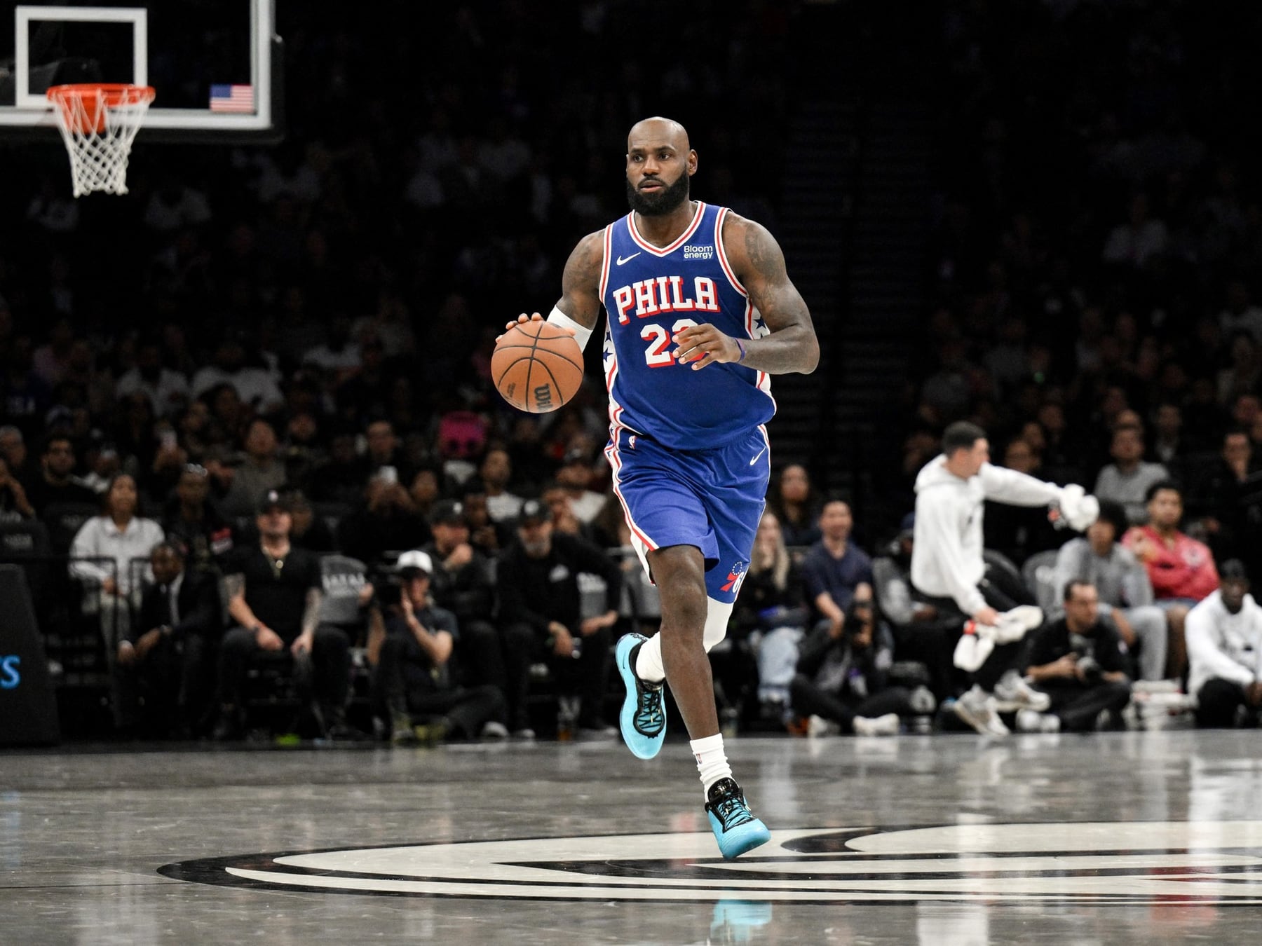LeBron James se puso la camiseta de los Sixers y Brooklyn le arruinó la fiesta en la primera fecha
