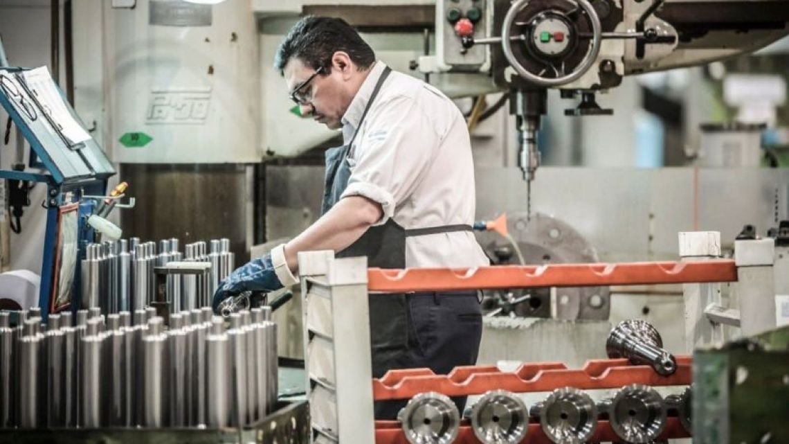 La industria se contrajo 5,2% en dos años y dejó más de 66.000 empleos registrados en todo el país