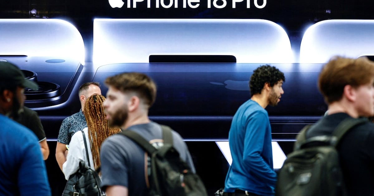 La inteligencia artificial se llevó puesta la memoria y el iPhone lo paga en las ventas