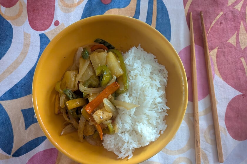 Salteado agridulce con tofu y piña: una receta vegana para cuando el wok llama a la puerta