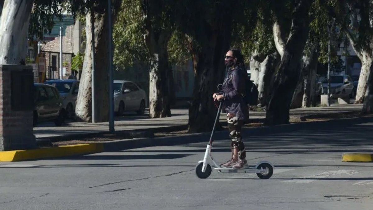 Neuquén se sube a la ola de los monopatines: cien vehículos eléctricos para mover el centro y probar una nueva forma de patear la ciudad