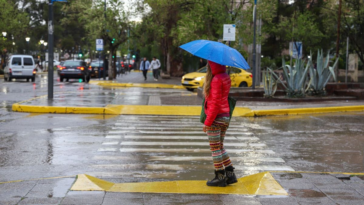 Neuquén se prepara para una jornada bajo el agua y el granizo: el alerta naranja se extiende por seis departamentos
