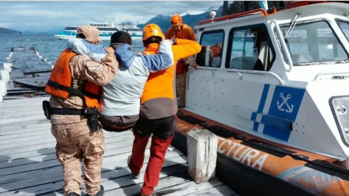 Un tobillo roto a diez kilómetros del muelle: la odisea de un turista en el sendero al Bosque de los Arrayanes