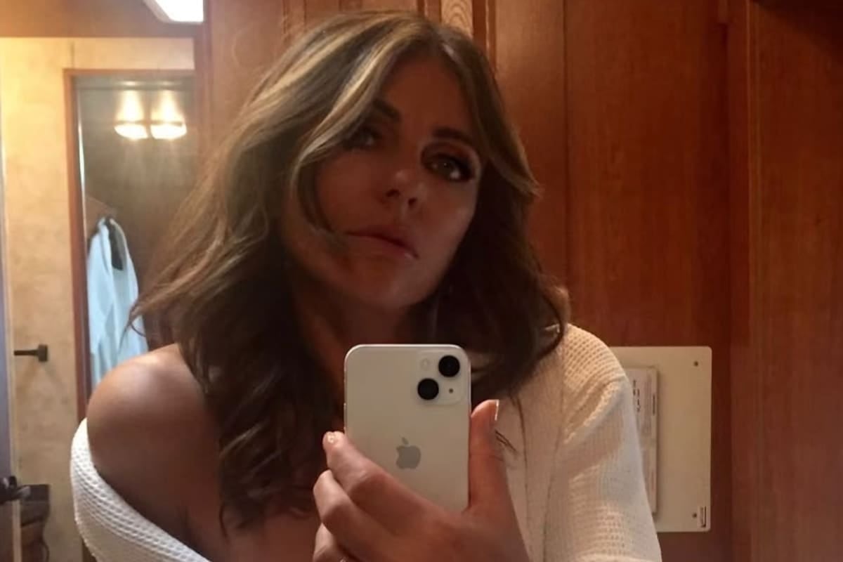 Vuelta al barrio: Elizabeth Hurley arranca el rodaje de The Burbs con un anillo que no deja hablar de otra cosa