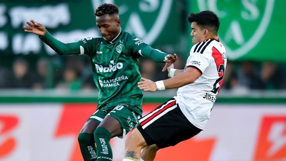Sarmiento le dio un sopapo a River en Junín y se prendió arriba