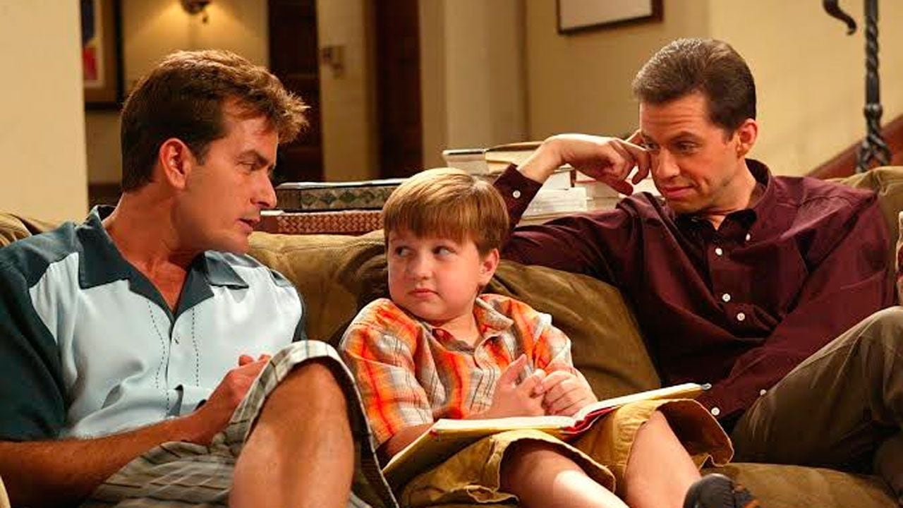 La oferta millonaria que casi pone a Hugh Grant en el sillón de Charlie Sheen y terminó en la nada