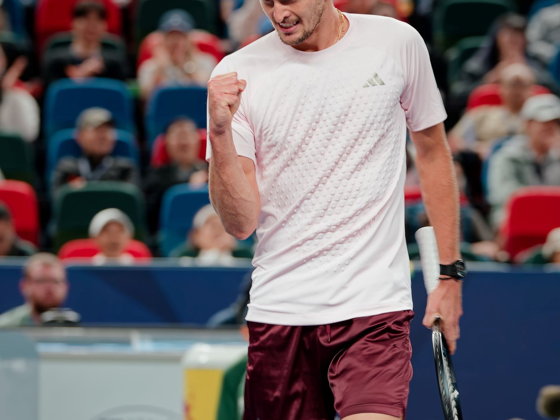 Zverev sigue de racha: barrió a De Miñaur y va por semis en Shanghái
