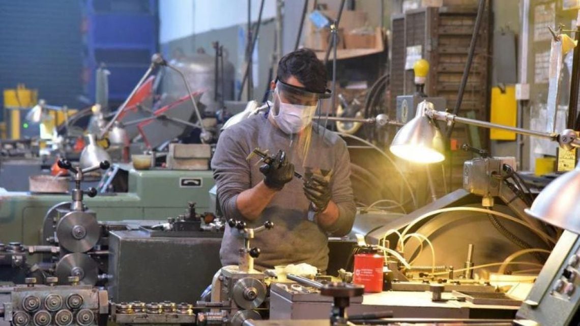 La industria opera con cuatro de cada diez puntos de su capacidad apagados y la informalidad gana terreno entre los trabajadores que quedan afuera