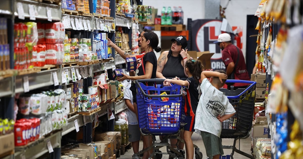 La inflación perforó el piso del 1,6% mensual en ninguna proyección privada y el sendero hacia 2027 mantiene su forma de sierra