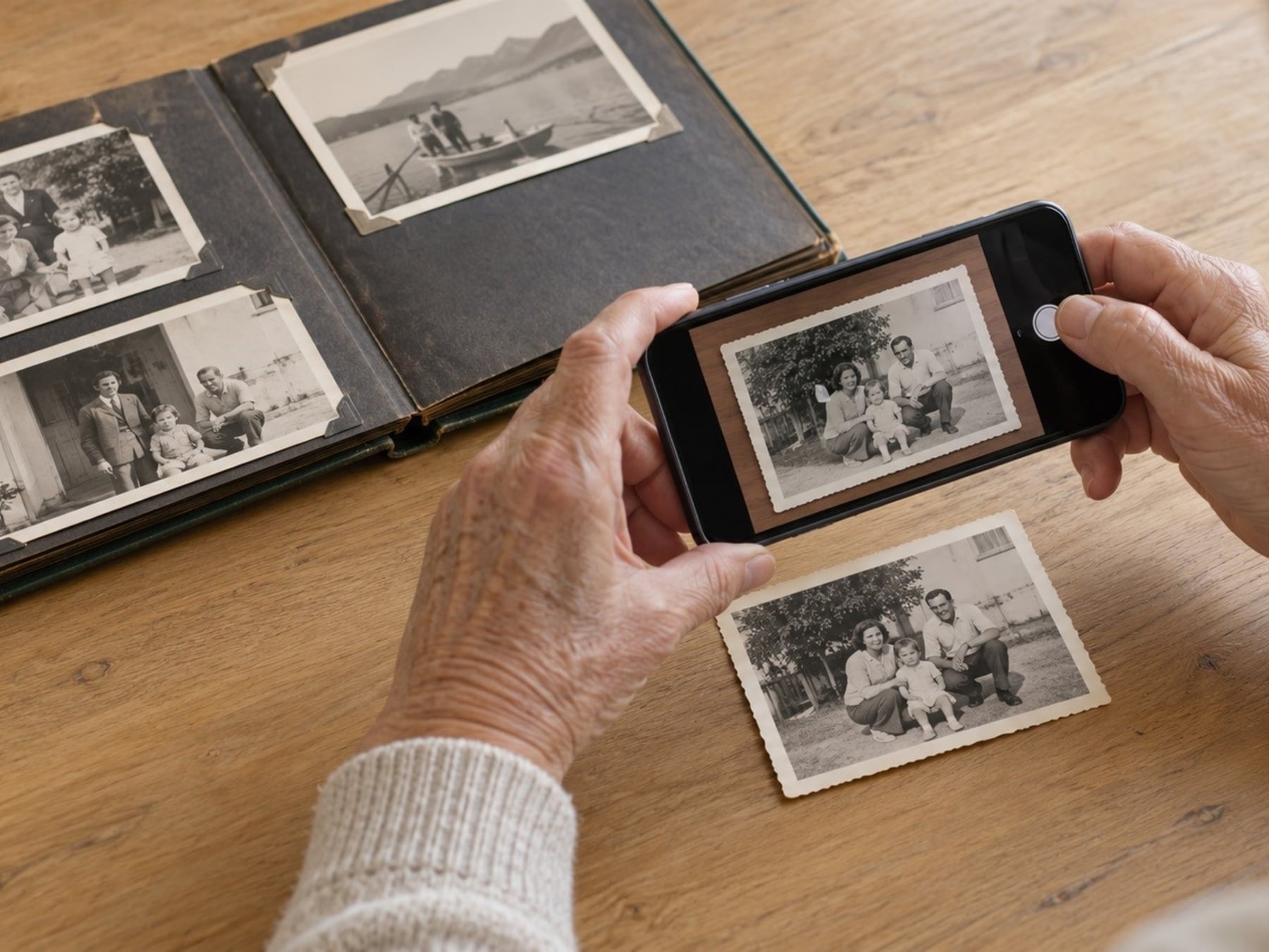 De la caja al celular: cómo pasar las fotos del viejo álbum a un archivo digital sin perder nada en el intento