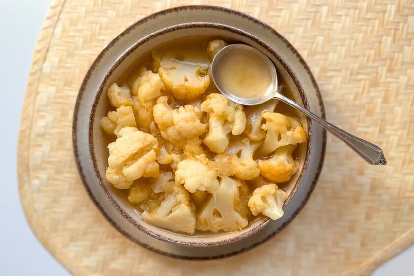 La sopa de coliflor que se come con cuchara grande: rústica, aromática y lista en veinte minutos