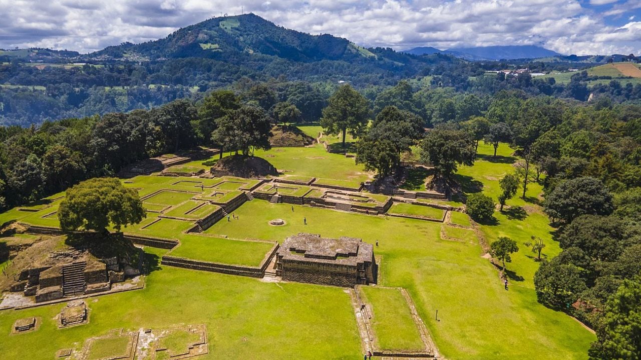 Guatemapa chica, mundo grande: volcanes, mayas y un lago que se recorre en lancha