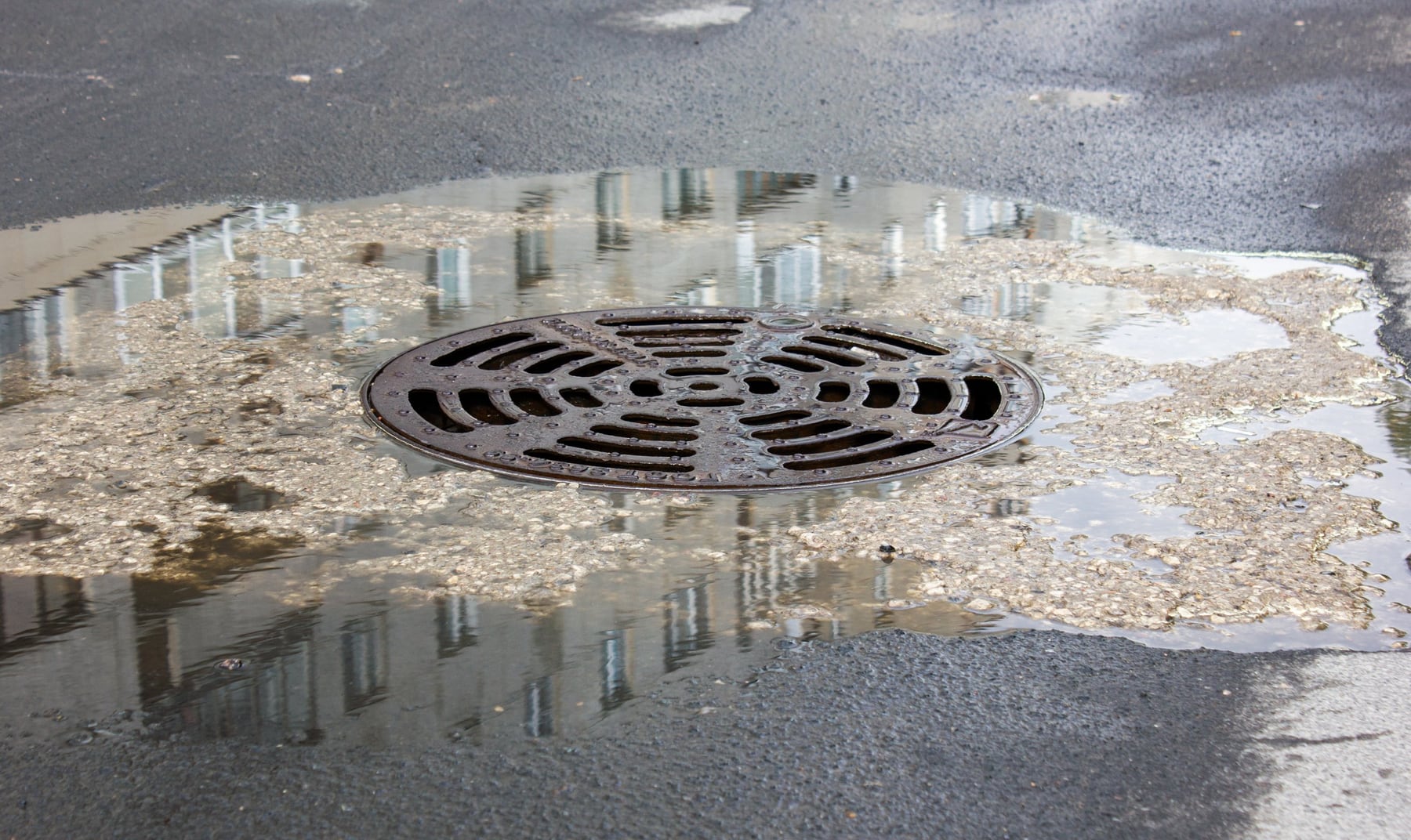 Tormentas en Neuquén: la hora de revisar canaletas, aguantar la basura y no tocar las rejas