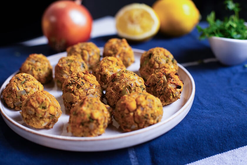 Bolitas de garbanzos y brócoli: una cena vegetal que se arma en pocas etapas