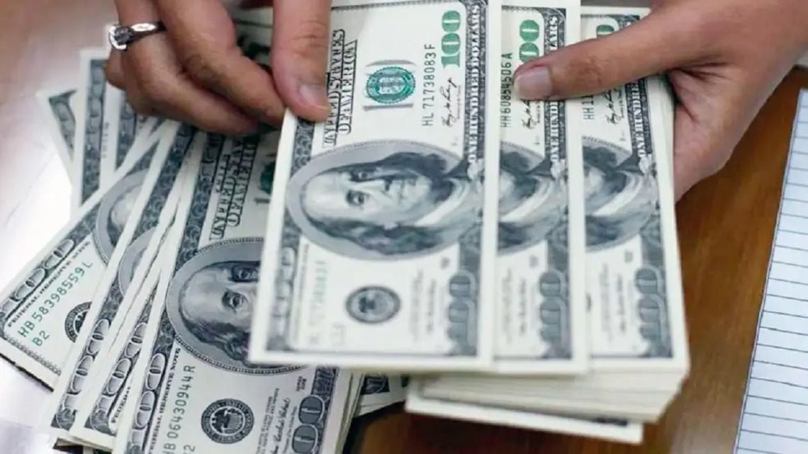 El dólar oficial toca un máximo nominal y reduce la brecha con el blue al 2,5%