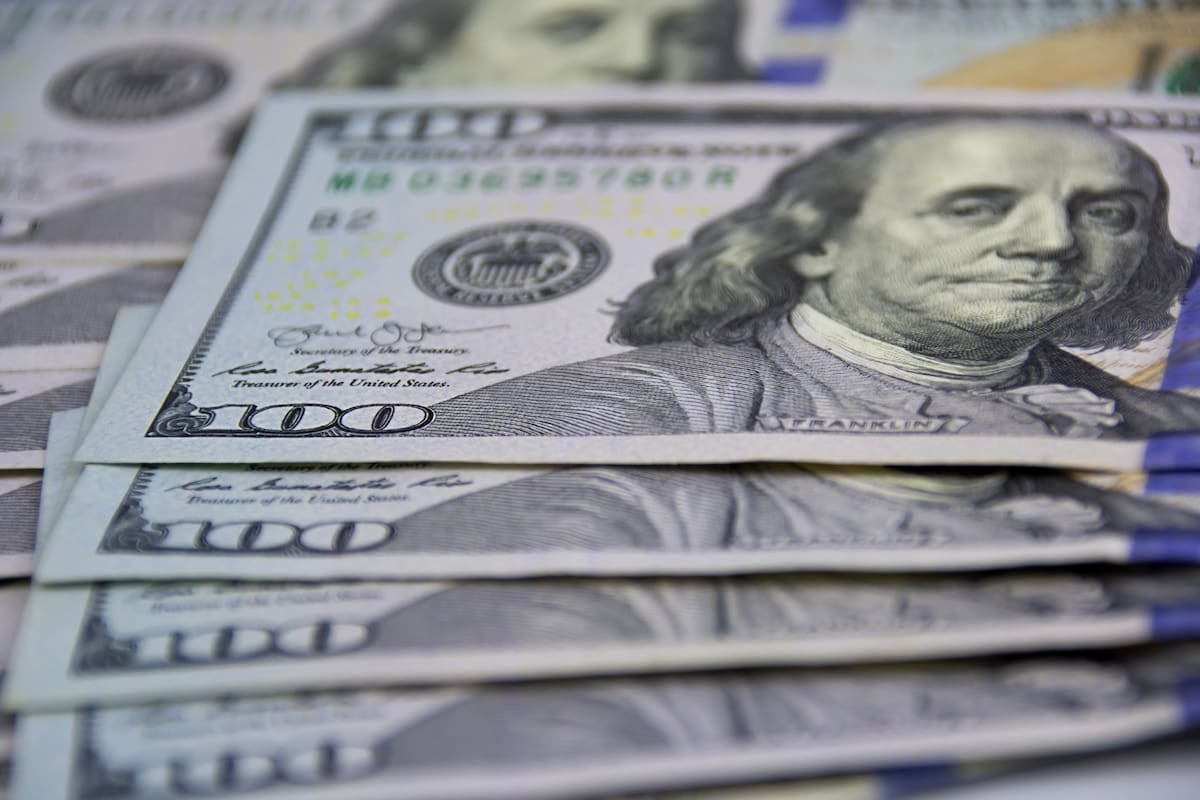 El dólar mantiene sus referencias del viernes, con el blue apenas $10 por encima del oficial