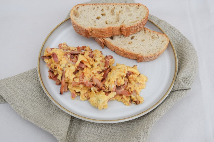 El secreto para unas huevas revueltas cremosas con bacon