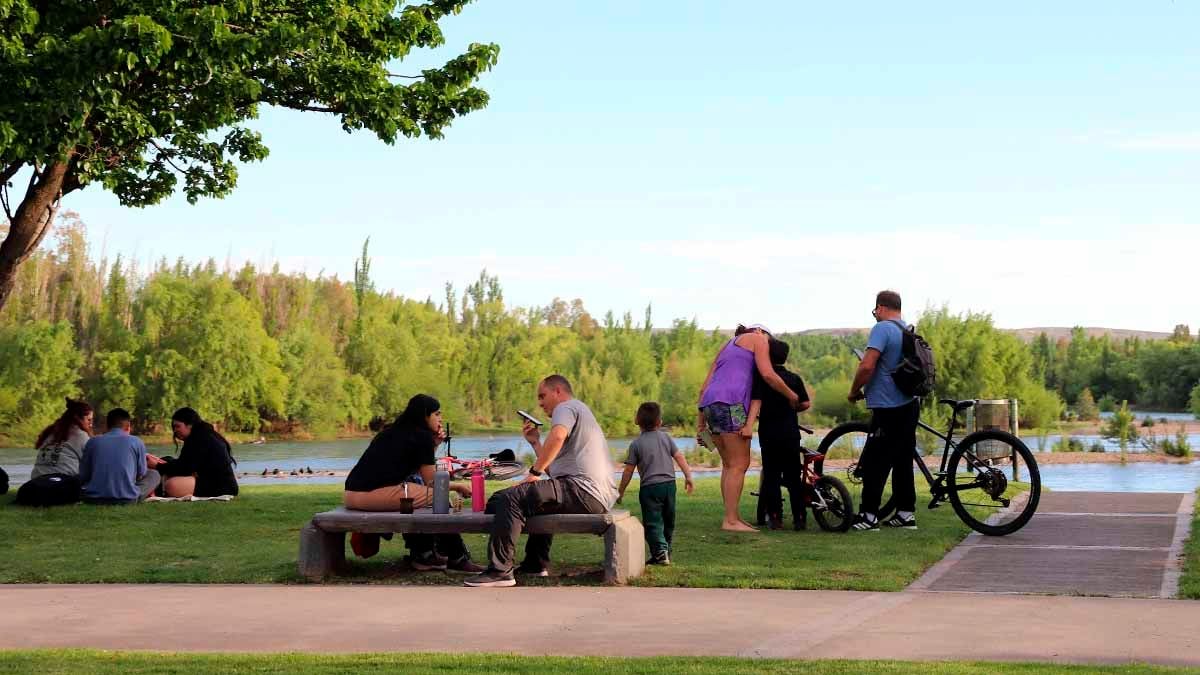 Neuquén disfrutó una tarde junto al Limay y espera días más cálidos